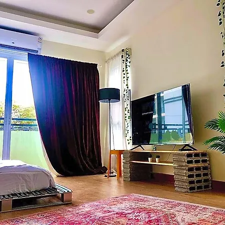 Bright Studio: Balcony, Fast Wifi, Smart Lock, Mrt