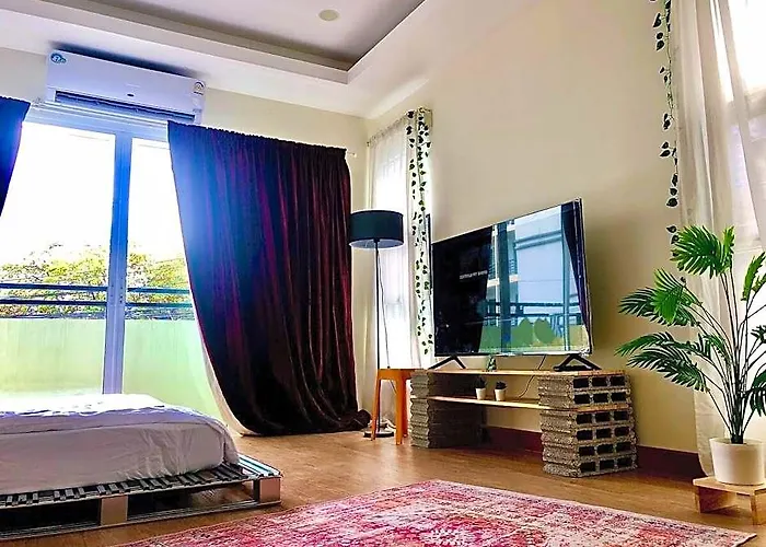 Bright Studio: Balcony, Fast Wifi, Smart Lock, Mrt Отель 3*