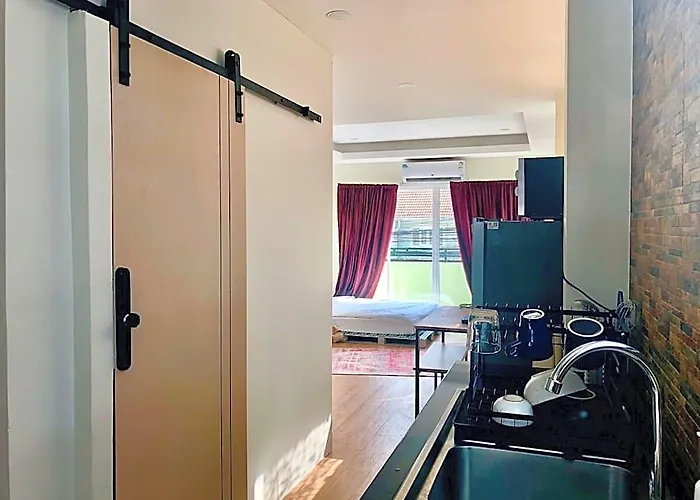Bright Studio: Balcony, Fast Wifi, Smart Lock, Mrt 3* Бангкок